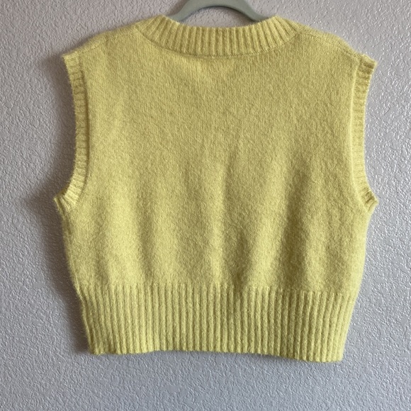 Jessica Simpson Soft Yellow Vest. V-Neck. Size XSmall over sized - Picture 5 of 6